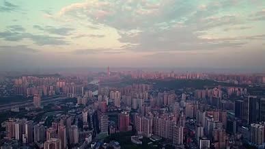 4k航拍黄昏夕阳下的城市天际线楼房建筑视频的预览图